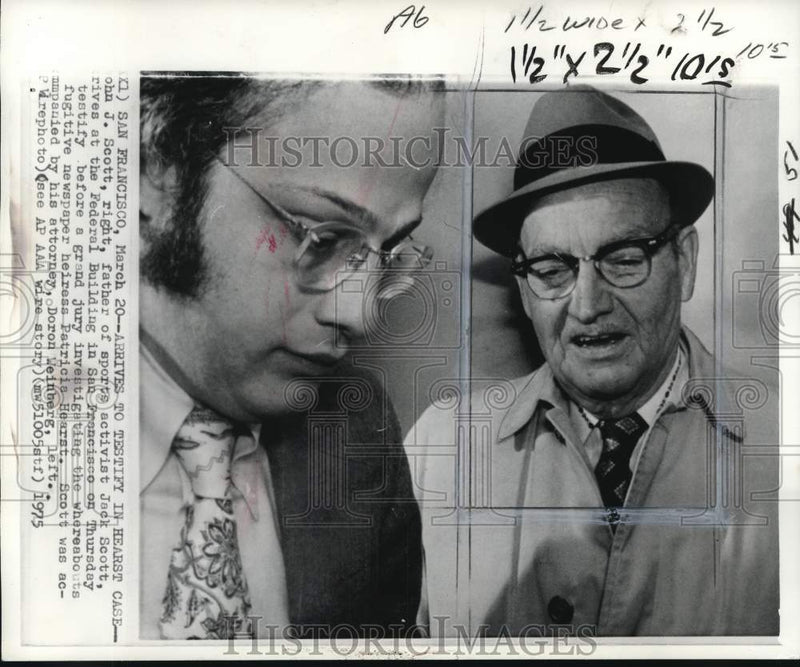 Load image into Gallery viewer, 1975 Press Photo John J Scott &amp; Doron Weinberg during Federal Building trial, CA
