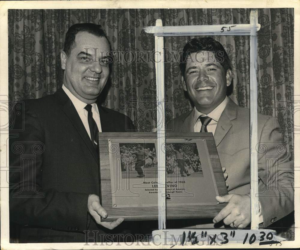 1968 Press Photo Ceremony For "Most Colorful Golfer" Honors Lee Trevino- Historic Images