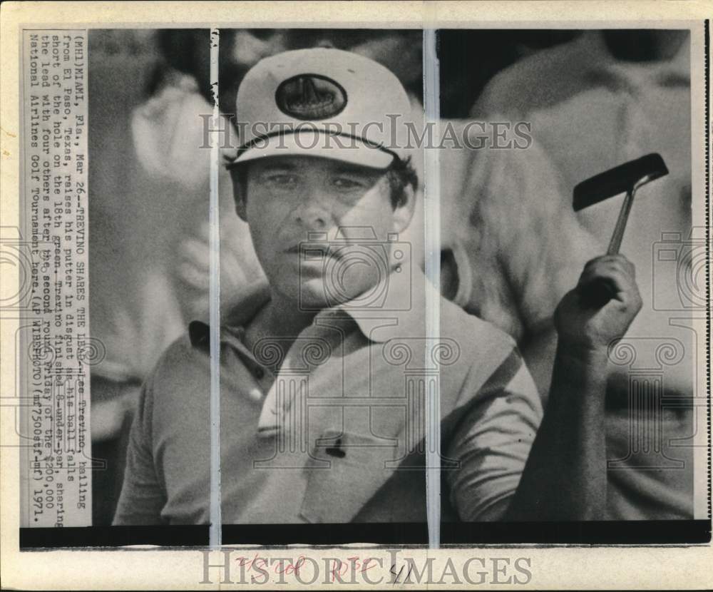 1971 Press Photo Golfer Lee Trevino With Putter Over Shoulder In Miami, Florida- Historic Images
