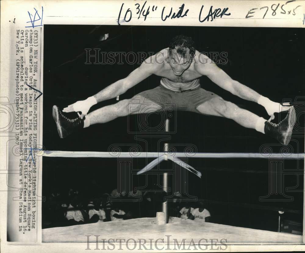 1967 Press Photo Lightweight Boxing Champion Carlos Ortiz Leaps In New York Ring- Historic Images