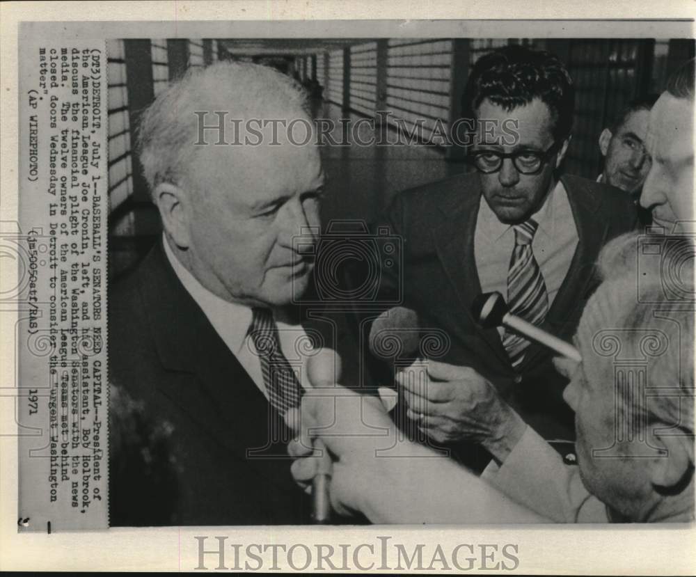 1971 Press Photo Press Ring American Baseball League&#39;s Joe Cronin, Bob Holbrook- Historic Images
