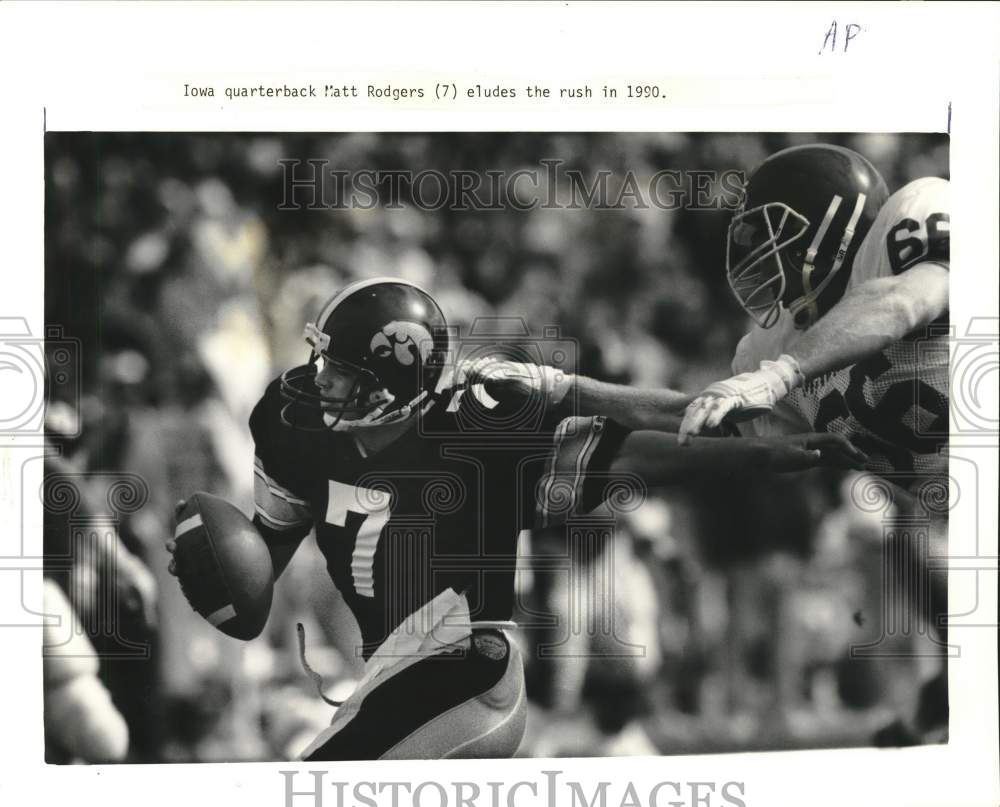 1990 Press Photo University Of Iowa Quarterback Matt Rodgers Eludes Tackler- Historic Images