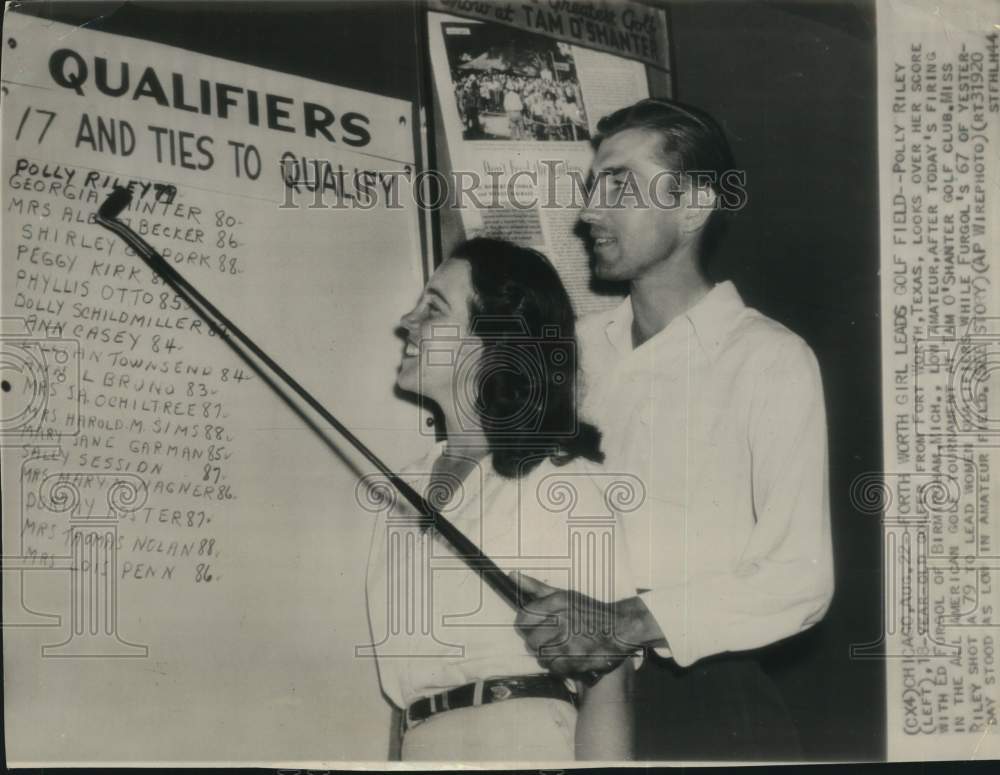 1944 Press Photo Golfers Polly Riley And Ed Furgol View Ladies Scores In Chicago- Historic Images