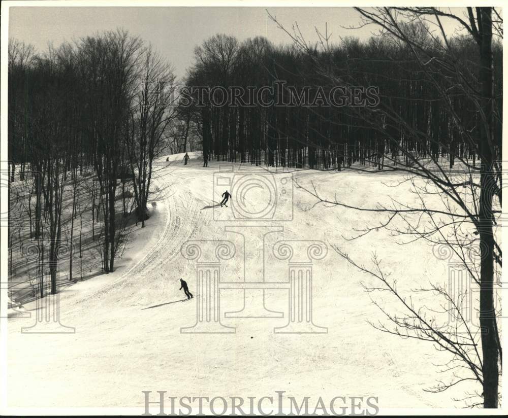 1976 Press Photo Four Skiers Easily Navigate Wide Trail At Resort In Quebec- Historic Images