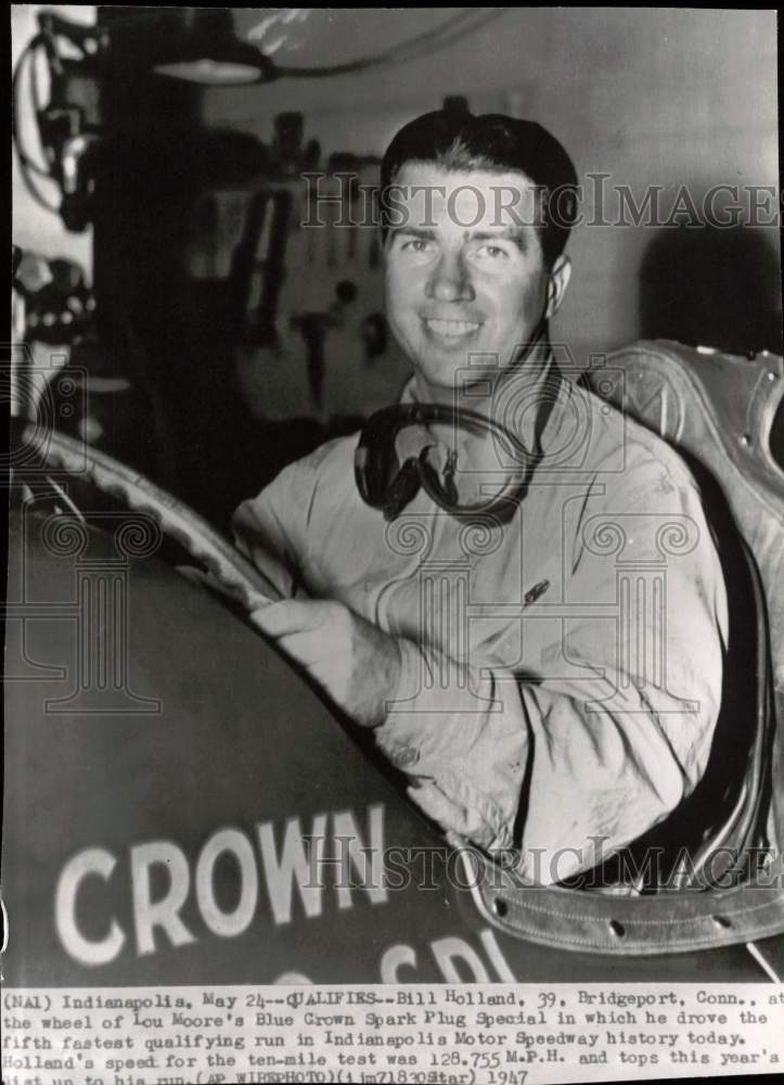 1947 Press Photo Car Racer Bill Holland at Indianapolis Qualifying Runs- Historic Images
