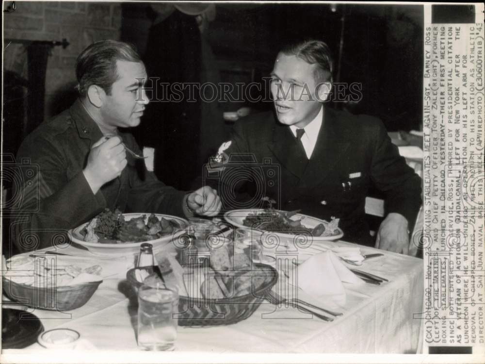 1943 Press Photo Former boxers Barney Ross and Tony Zale eat lunch in Chicago- Historic Images