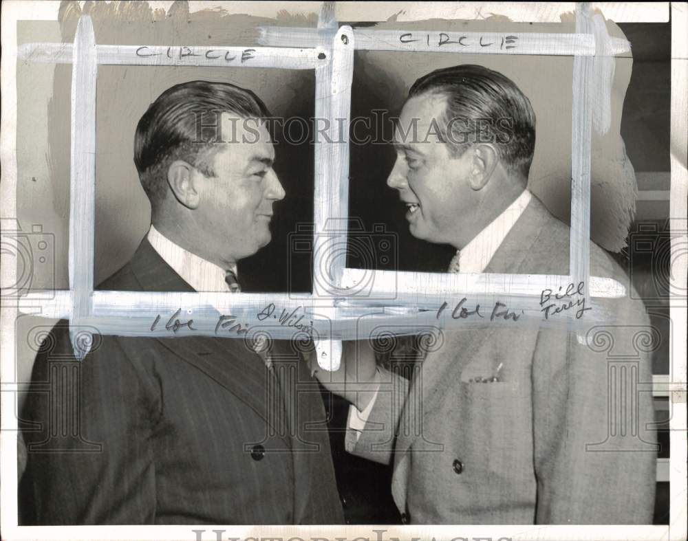 1942 Press Photo Jimmy Wilson, Bill Terry chat at baseball convention in Chicago- Historic Images