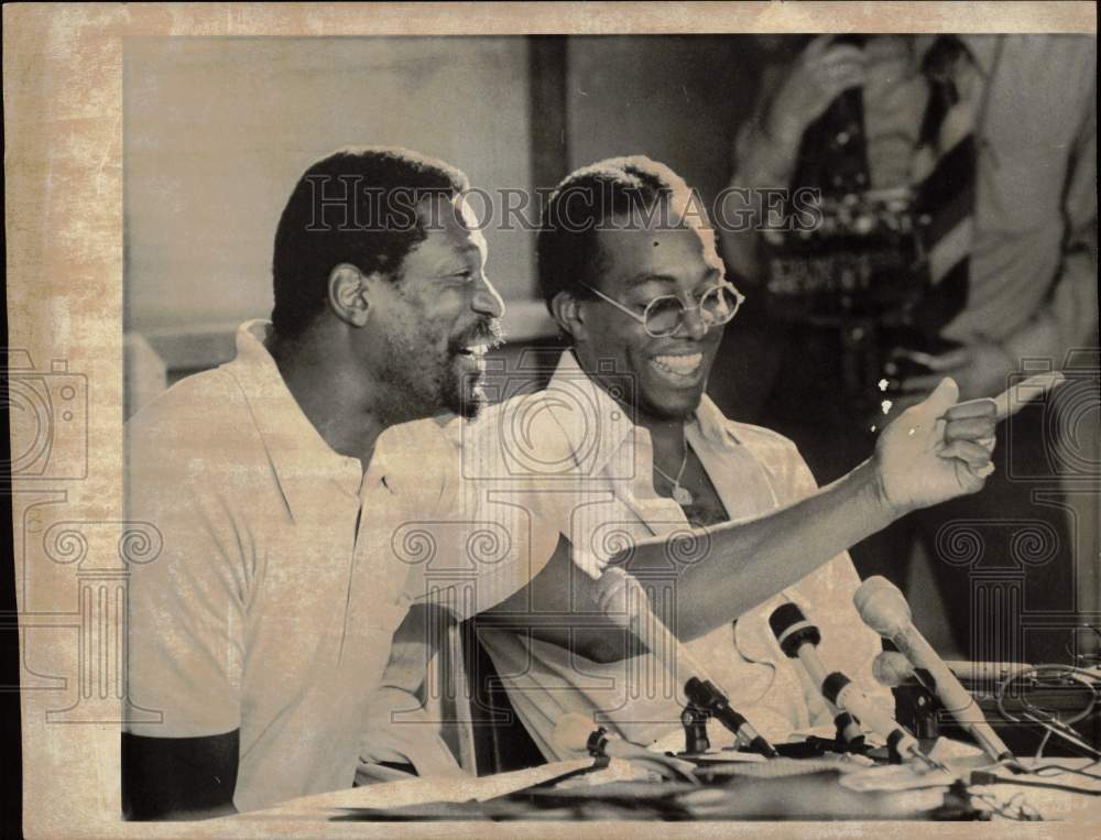 1973 Press Photo Coaches Bill Russell &amp; Emmette Bryant face reporters in Seattle- Historic Images
