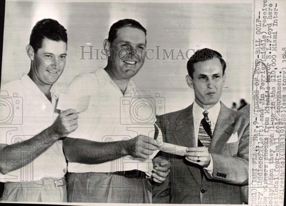 1948 Press Photo Golfers Gary Middlecoff/Jim Ferrier Get Checks from Miami Mayor- Historic Images