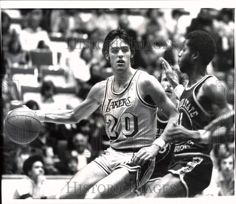 1974 Press Photo Brian Winters and Keith Wilkes during NBA game in Seattle- Historic Images