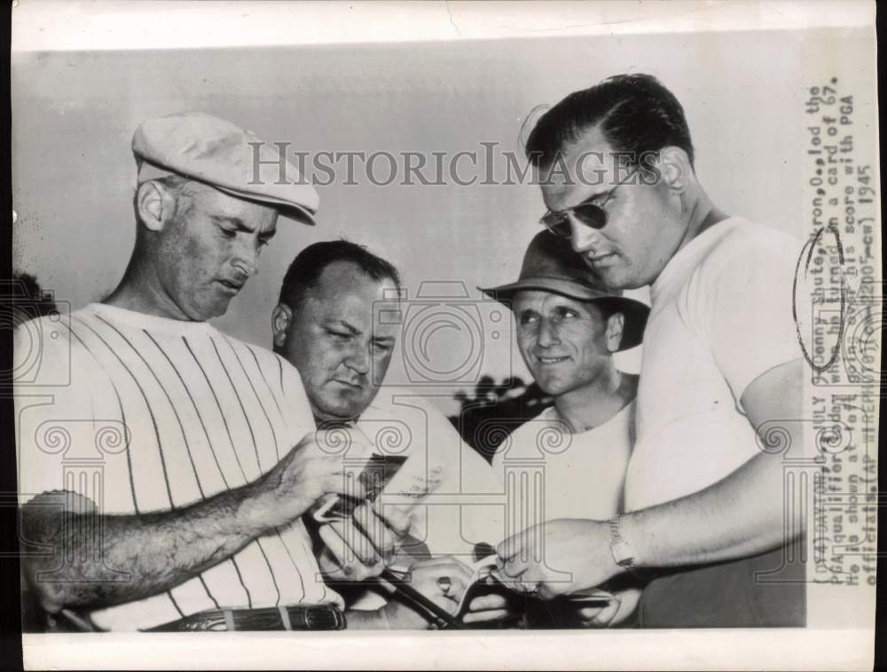 1945 Press Photo Golfer Denny Shute Goes over Score Card with Officials, Ohio- Historic Images