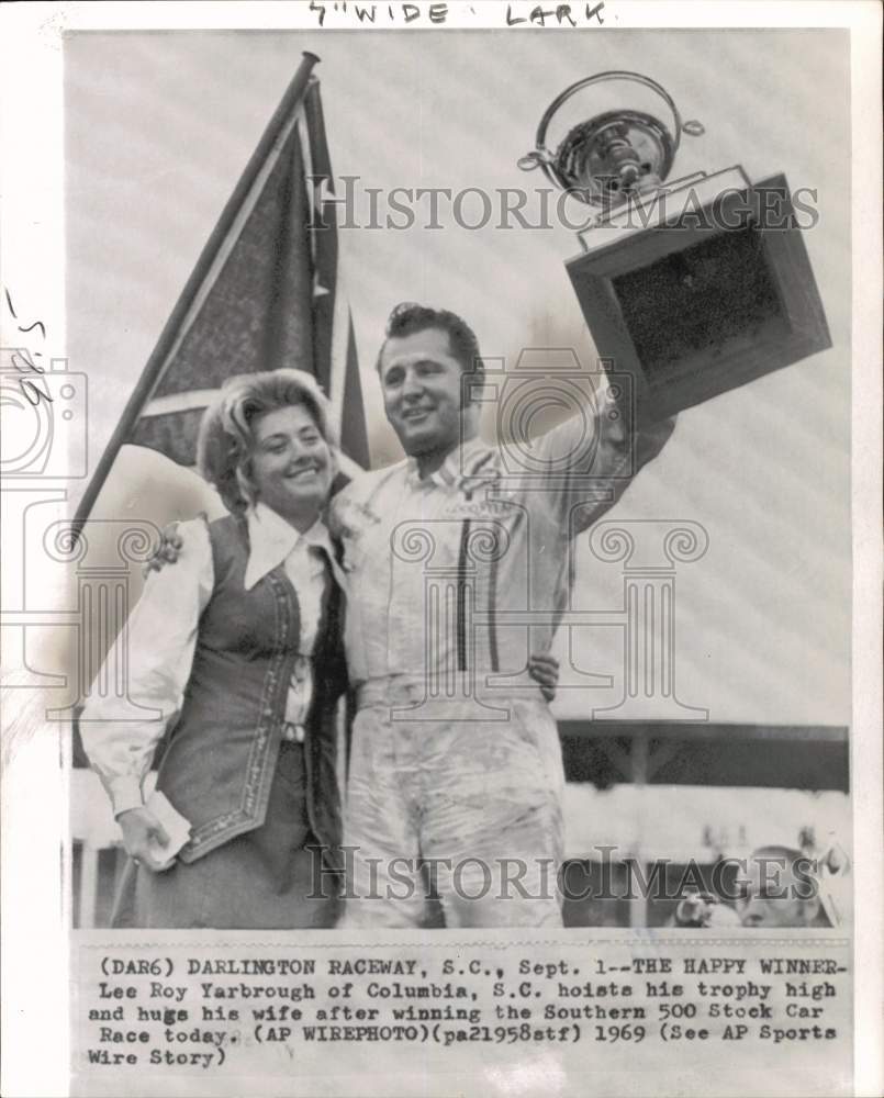 1969 Press Photo Lee Roy Yarbrough, wife after Southern 500 Stock Car Race win- Historic Images