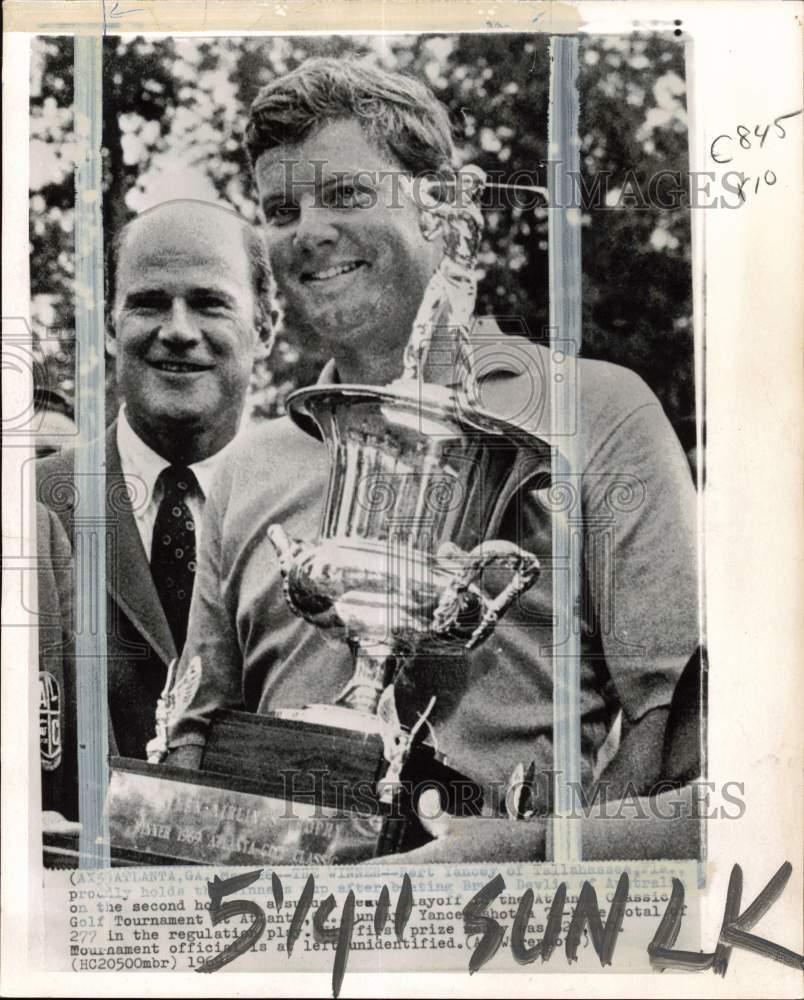 1969 Press Photo Golfer Bert Yancey & Winners Cup at Atlanta Classic Tournament- Historic Images