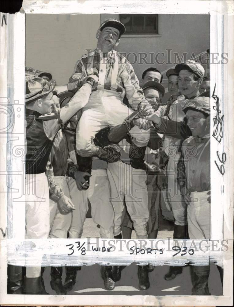 1948 Press Photo Johnny Longden carried on shoulders by jockeys in Bay Meadows- Historic Images