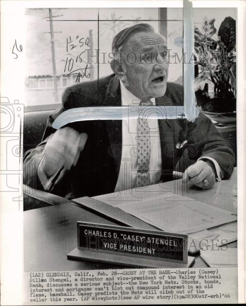 1966 Press Photo Valley Bank director Charles Stengel discusses New York Mets- Historic Images