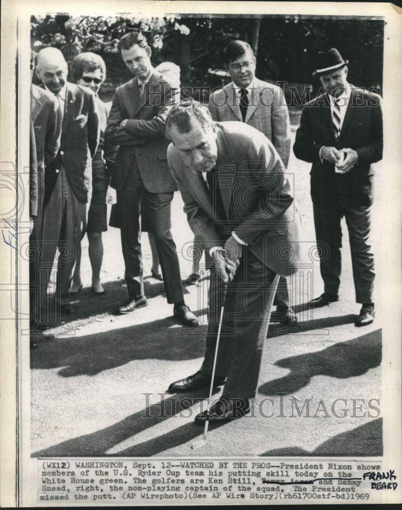 1969 Press Photo President Richard Nixon putts in front of US Ryder Cup team, DC- Historic Images