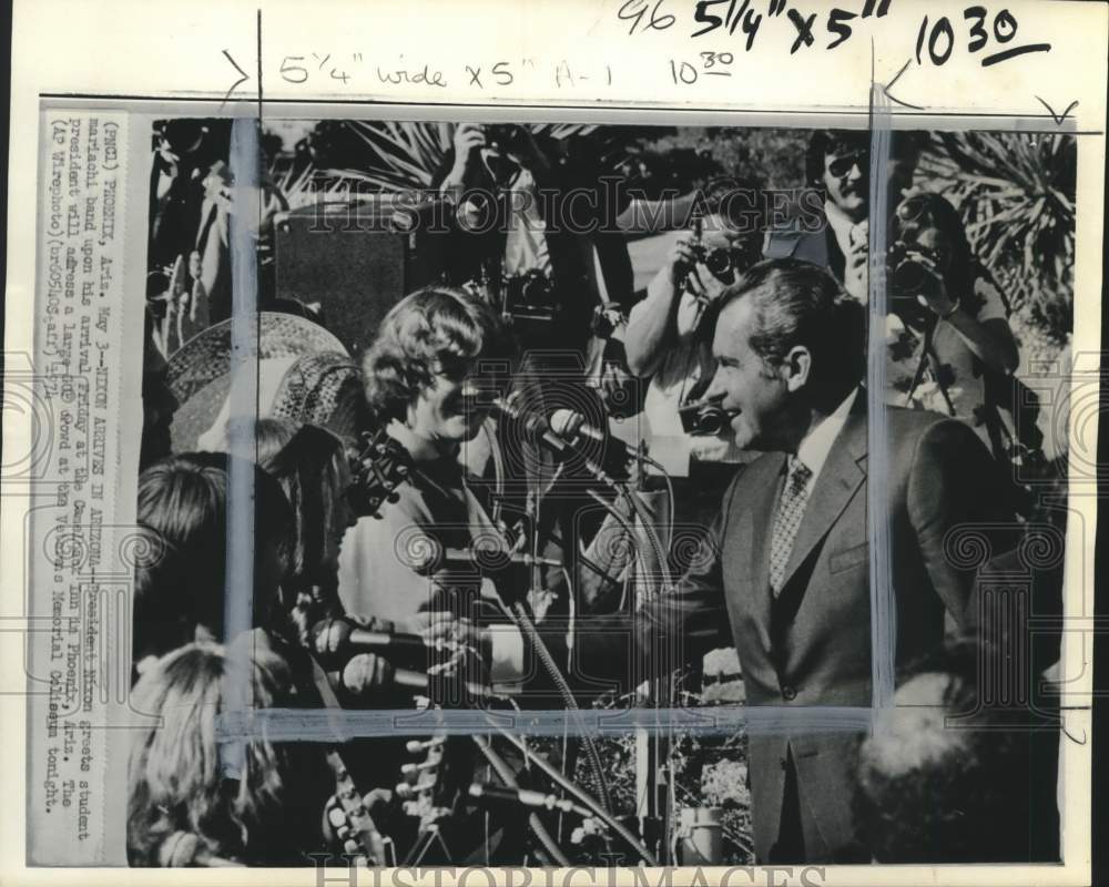 1974 Press Photo Nixon Greets Mariachi Band At Camelback Inn In Phoenix, Arizona