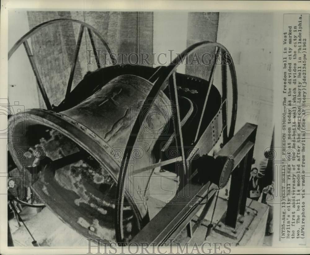 1962 Press Photo Freedom Bell In West Berlin's City Hall Rings On Anniversary