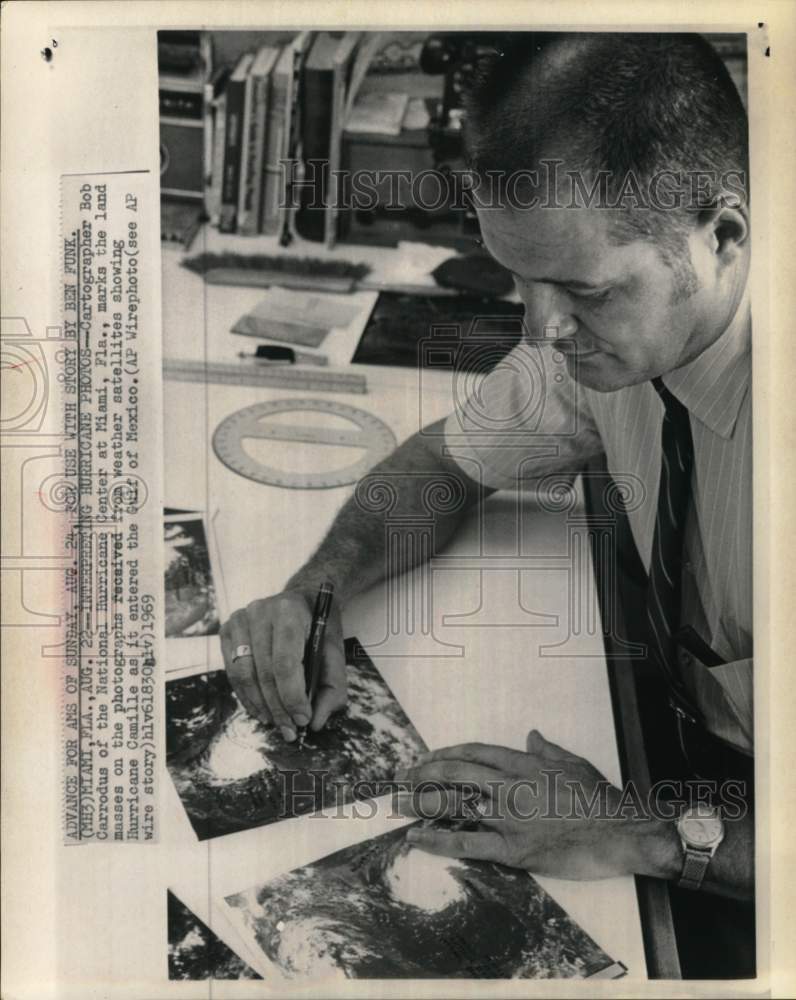 1969 Press Photo Cartographer Bob Carrodus marks land masses on photographs, FL