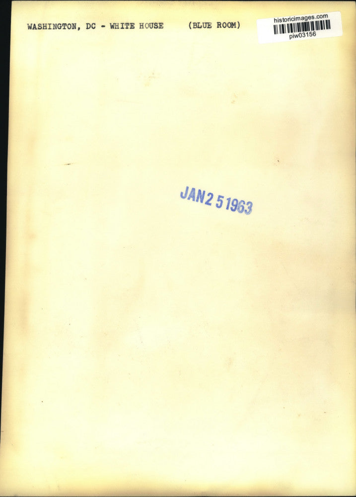 1963 Press Photo A chandelier over a table with flowers in the Blue Room, DC