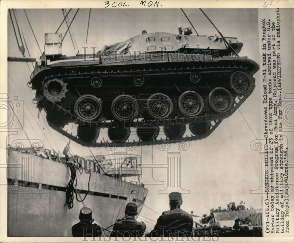 1964 Press Photo Stevedores unload tank in Bangkok Harbor - piw03821