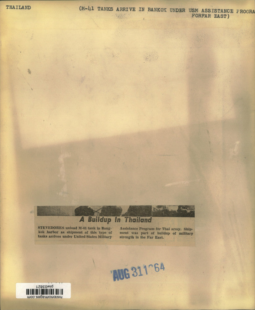 1964 Press Photo Stevedores unload tank in Bangkok Harbor - piw03821