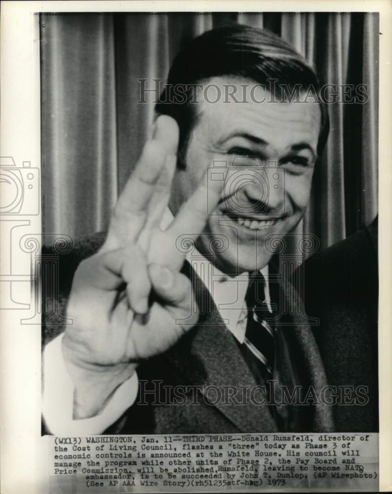 1973 Press Photo Director Donald Rumsfeld gestures 3 at White House, Washington