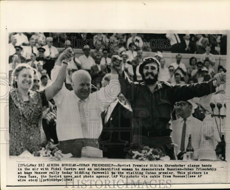 Load image into Gallery viewer, 1963 Press Photo Nikita Krushchev &amp; Fidel Castro, Moscow Rally, Russia
