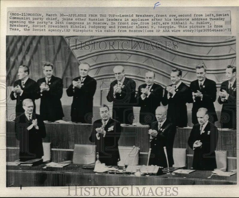 Load image into Gallery viewer, 1971 Press Photo Soviet President Nikolai Podgorny &amp; politicians applaud, Moscow
