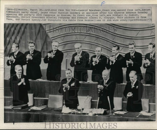 1971 Press Photo Soviet President Nikolai Podgorny & politicians applaud, Moscow