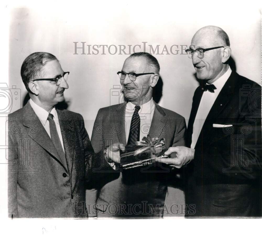 1957 Press Photo John Albi, Gordon Tatum & Ed Sorger with electrical code in WA