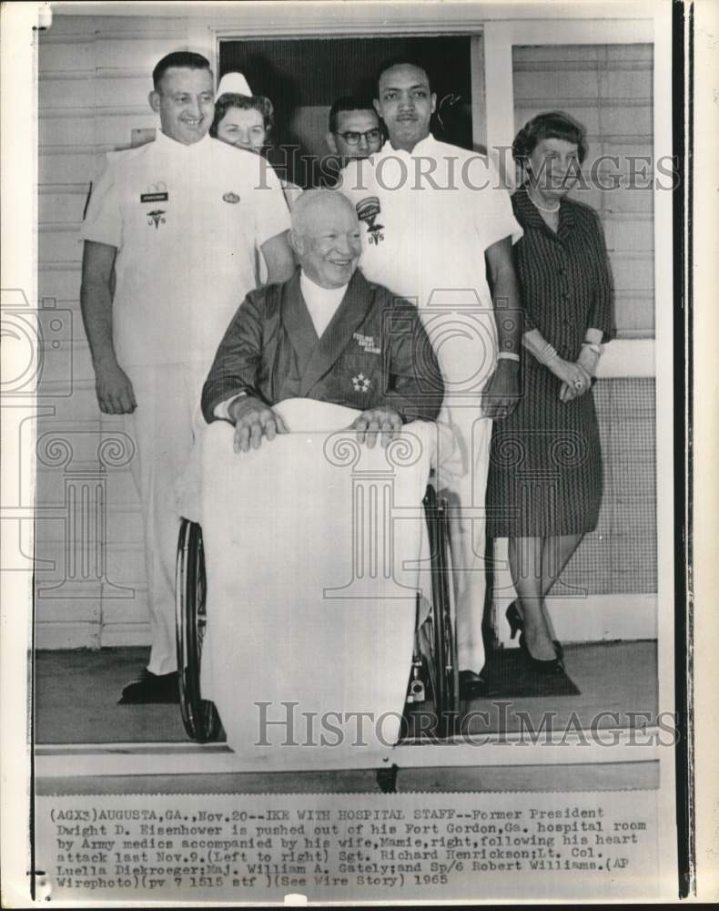 Load image into Gallery viewer, 1965 Press Photo Ex-President Eisenhower, wife Mamie &amp; medics at hospital in GA
