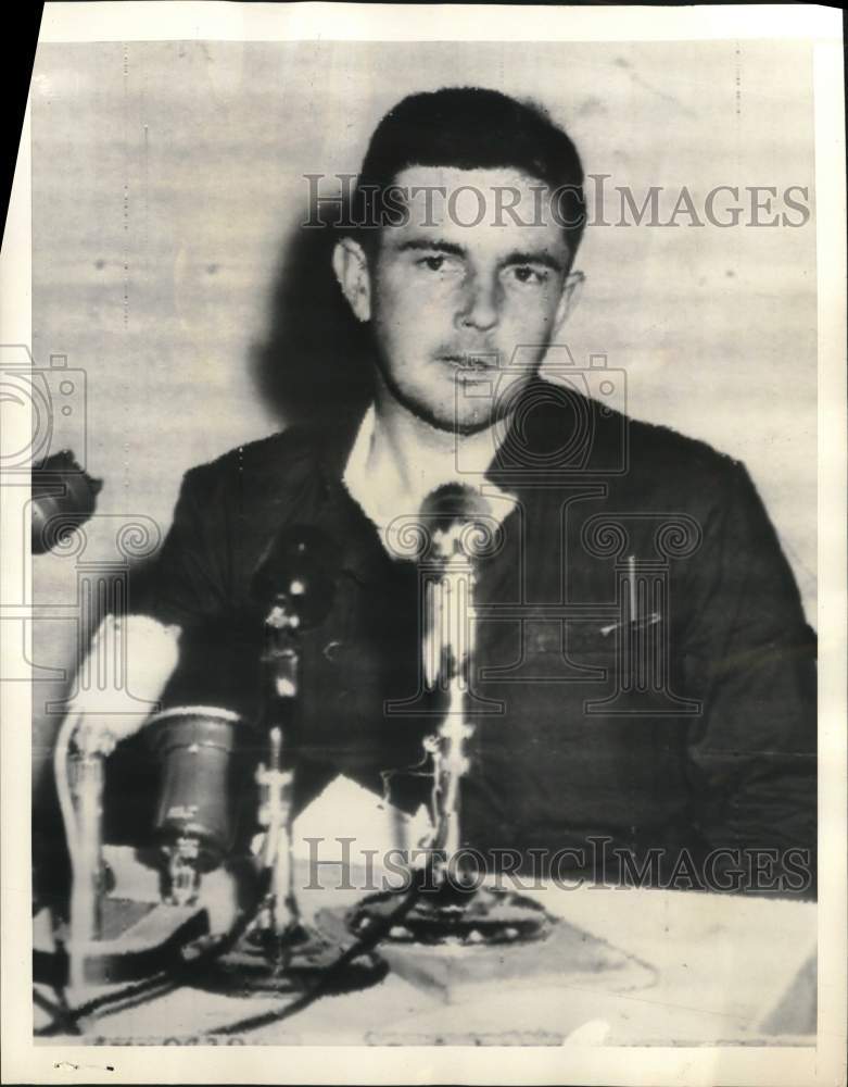 Load image into Gallery viewer, 1953 Press Photo Released Korean War POW Thomas Harrison speaks in Korea
