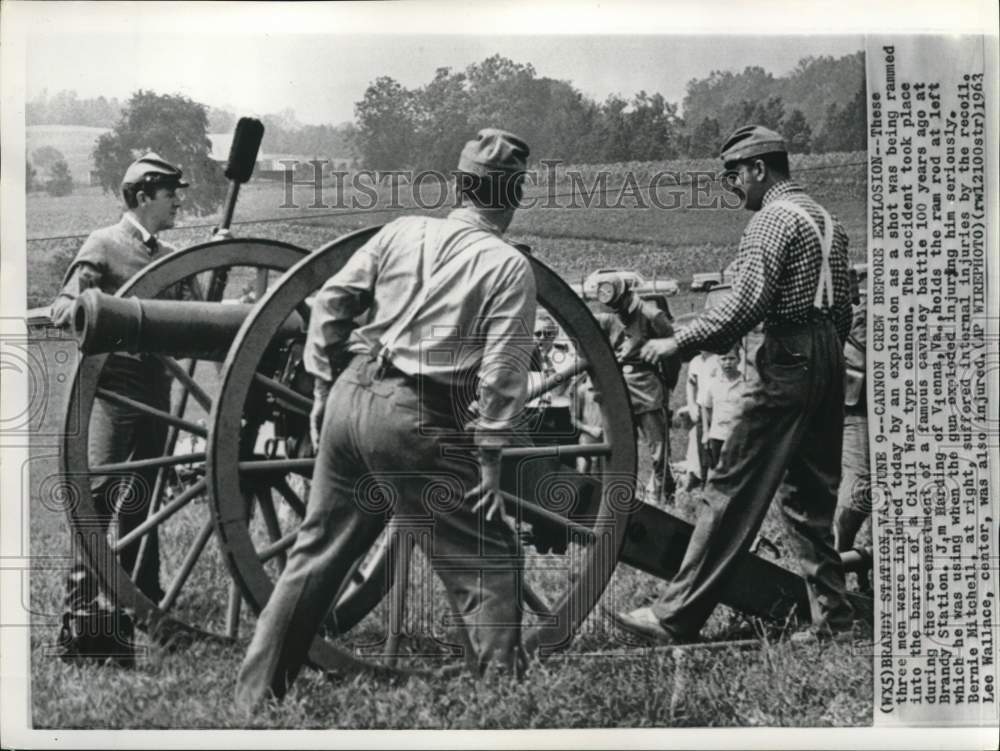 1963 Press Photo J. Harding, Bernie Mitchell, Lee Wallace by Civil War gun in VA