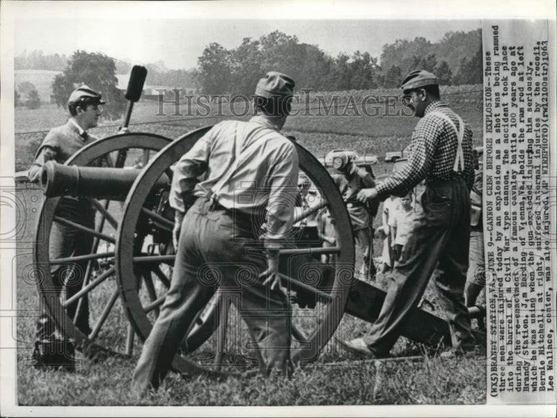 Load image into Gallery viewer, 1963 Press Photo J. Harding, Bernie Mitchell, Lee Wallace by Civil War gun in VA
