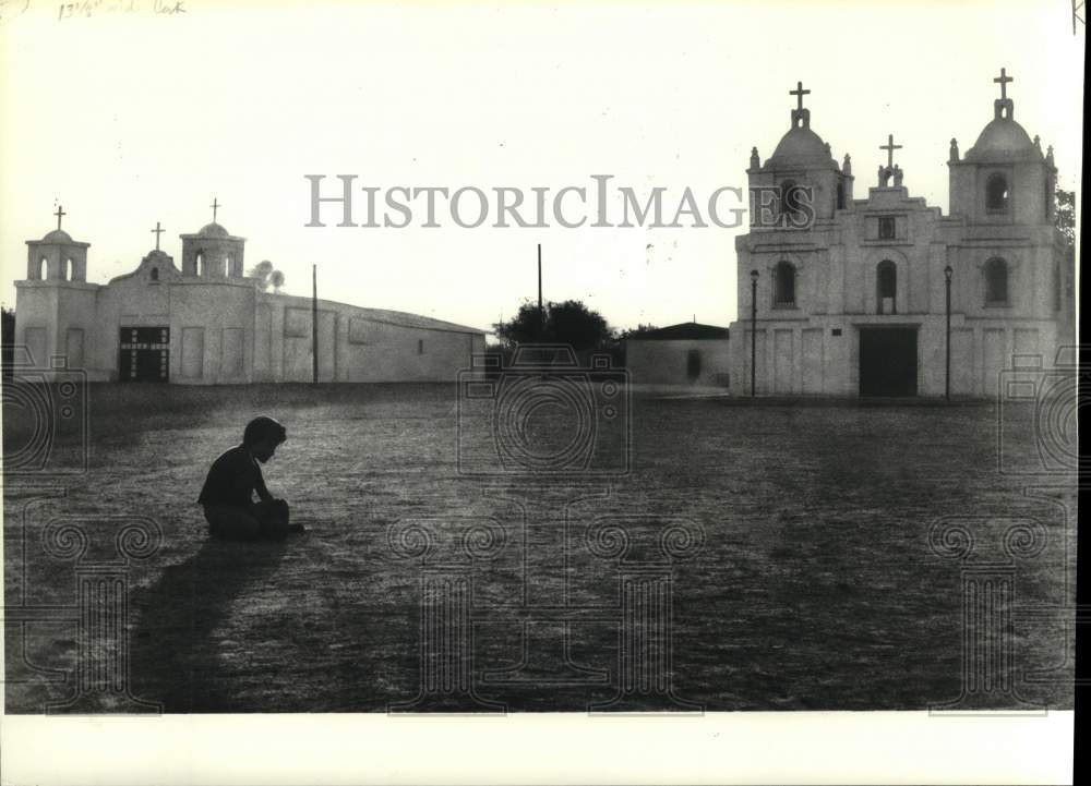 1980 Press Photo Kid in front of La Iglesia church &amp; Ariz-El Templo in Guadalupe- Historic Images