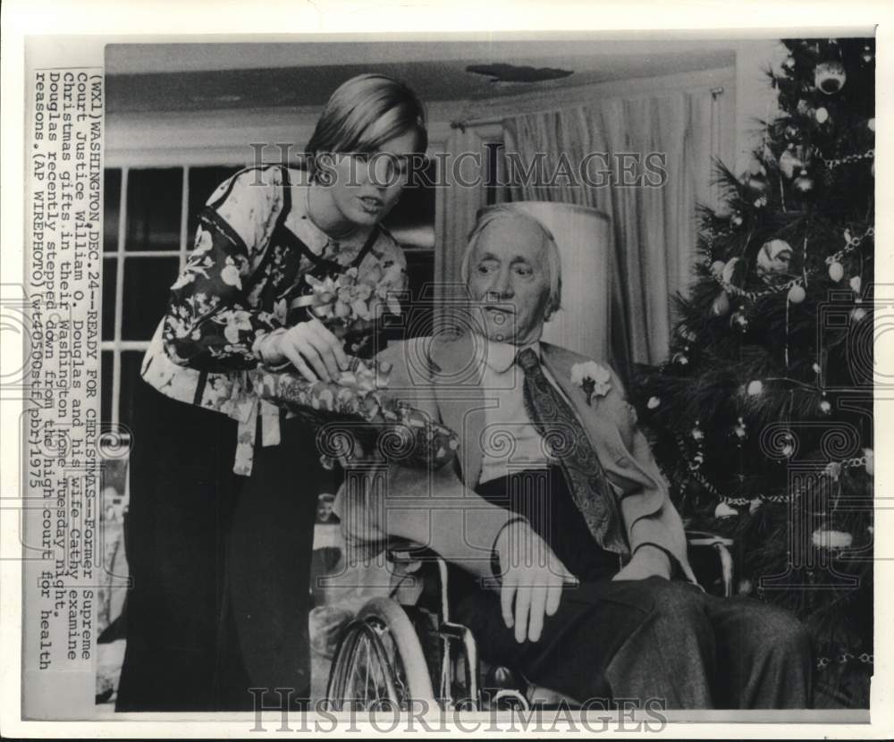 1975 Press Photo Ex-Supreme Court Justice William Douglas &amp; wife Cathy in WA- Historic Images