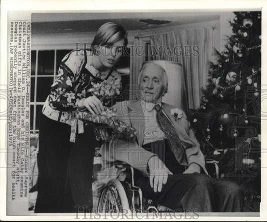 1975 Press Photo Ex-Supreme Court Justice William Douglas & wife Cathy in WA- Historic Images