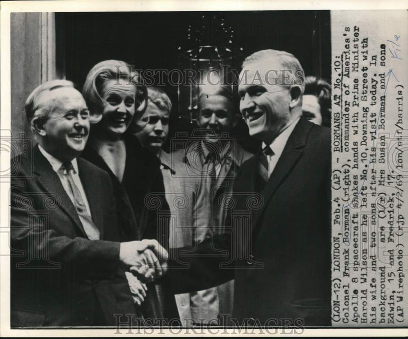 Load image into Gallery viewer, 1969 Press Photo Frank Borman &amp; family with Premier Harold Wilson in London
