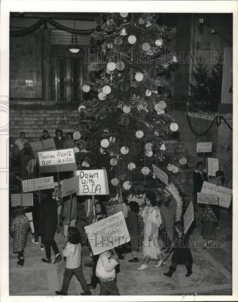 1963 Press Photo Crowd carry signs at Christmas tree during aboriginal protest- Historic Images