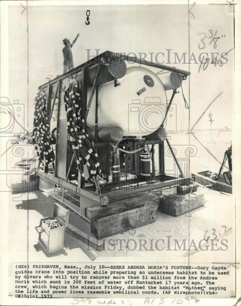 1973 Press Photo Gary Gayda on underwater habitat "Mother" in Fairhaven, MA- Historic Images