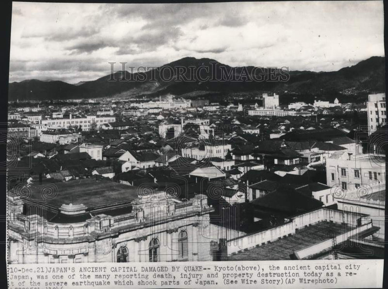 Load image into Gallery viewer, 1946 Press Photo Aerial view of buildings &amp; structures in Kyoto, Japan
