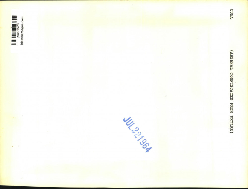 1964 Press Photo US Customs agent with confiscated weapons from boat in Florida