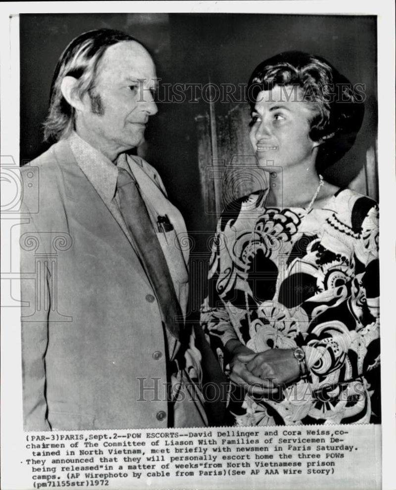 Load image into Gallery viewer, 1972 Press Photo David Dellinger &amp; Cora Weiss meet in Paris during Vietnam War
