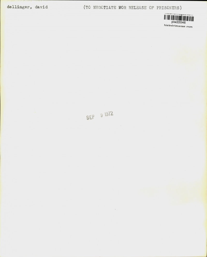 Load image into Gallery viewer, 1972 Press Photo David Dellinger &amp; Cora Weiss meet in Paris during Vietnam War

