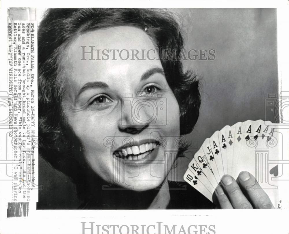 1962 Press Photo Mrs. Robert Mead &quot;thousand aces and a run&quot; pinochle hand in OR- Historic Images