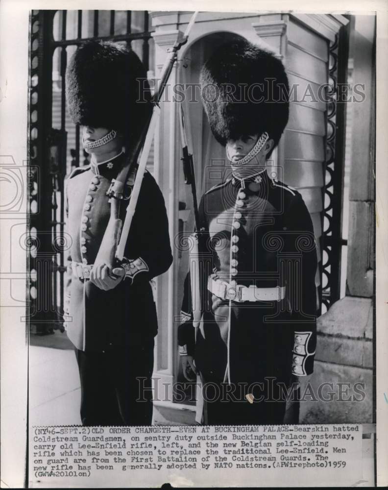 1959 Press Photo Coldstream Guardsmen outside Buckingham Palace in Great Britain