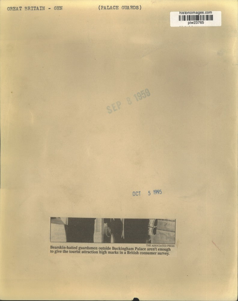 1959 Press Photo Coldstream Guardsmen outside Buckingham Palace in Great Britain