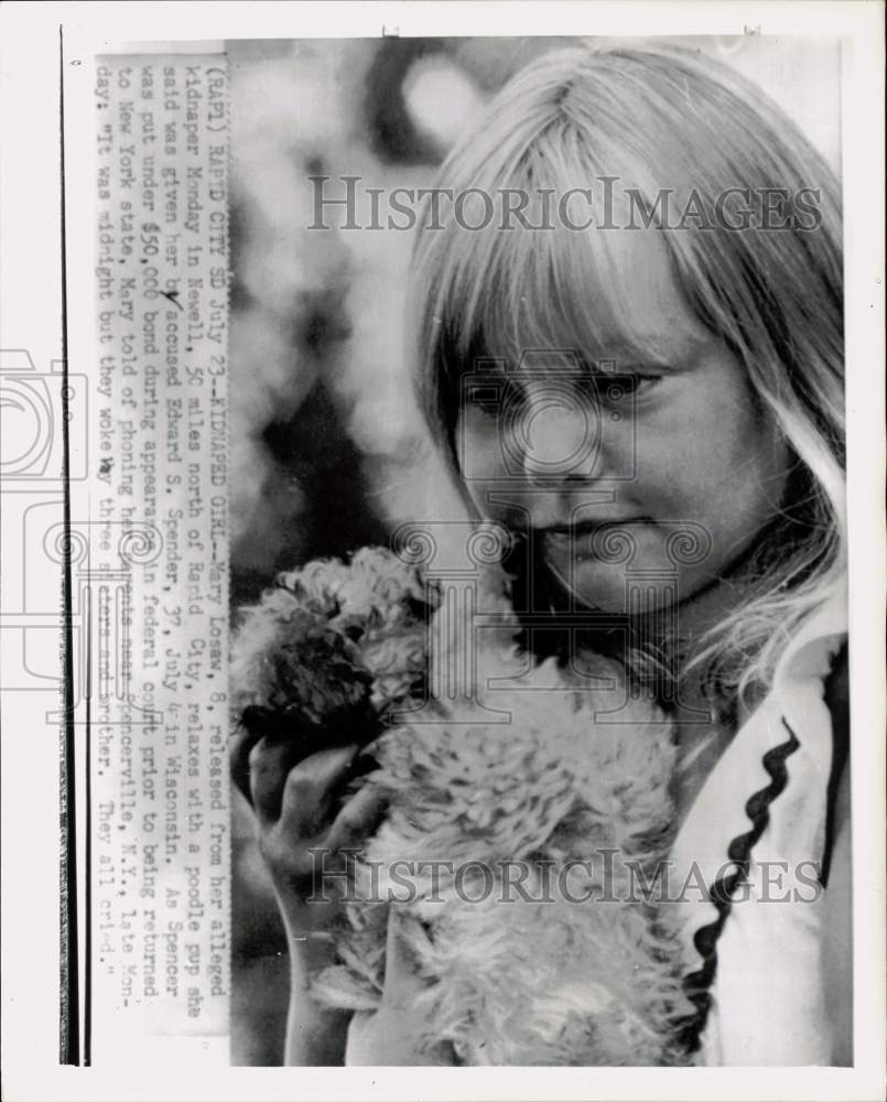 1974 Press Photo Kidnap victim Mary Losaw & poodle puppy in Wisconsin- Historic Images