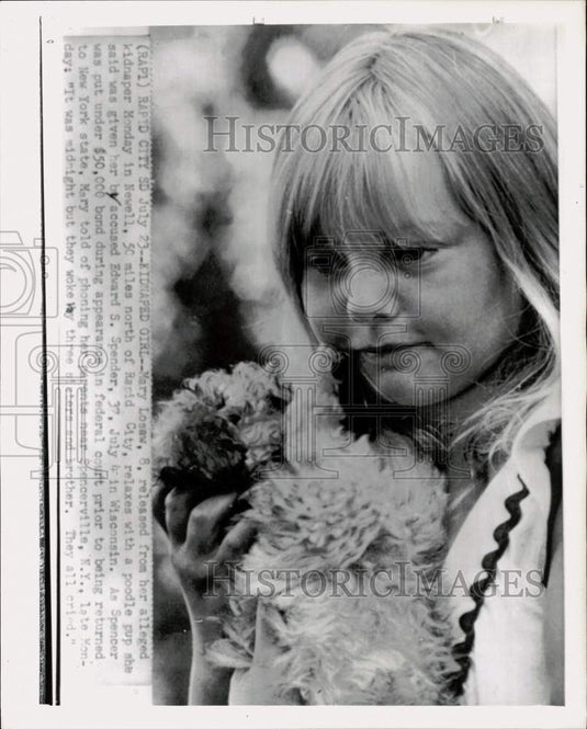 1974 Press Photo Kidnap victim Mary Losaw & poodle puppy in Wisconsin- Historic Images